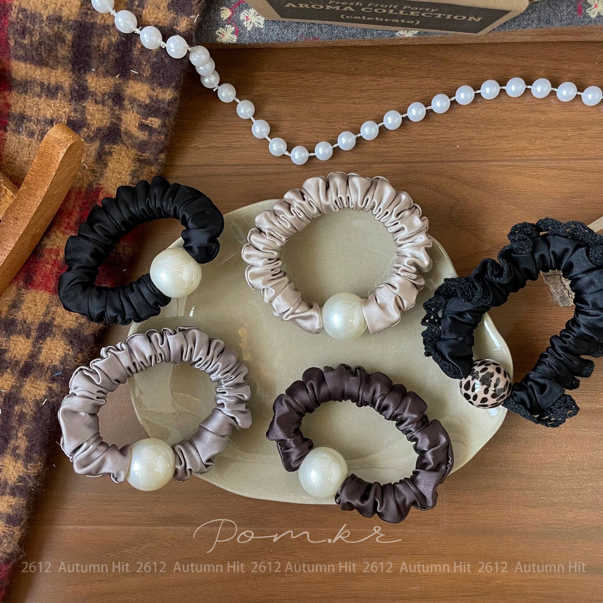 Korean-style satin pearl large intestine band, a niche design lace leopard print hair band, for daily commuting and tying hair bands details Picture