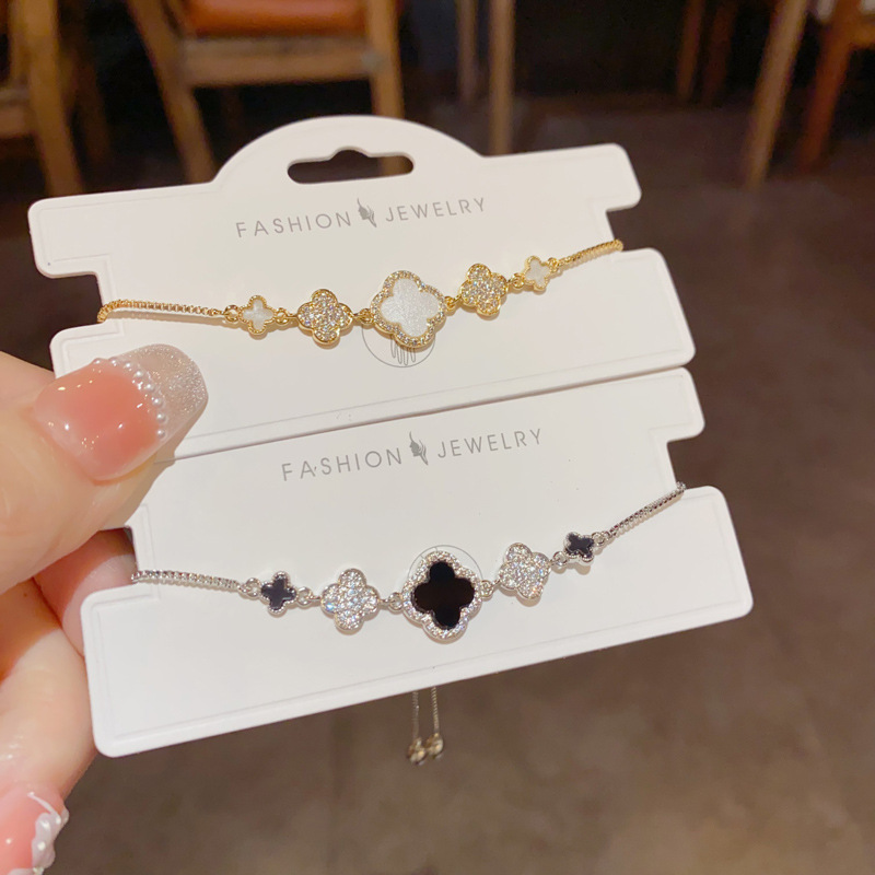 Versión coreana diseño de nicho circón cuatro hojas pulsera floral versátil sentido de alta clase moda ligera extravagancia influenciador decoración de la mano al por mayor