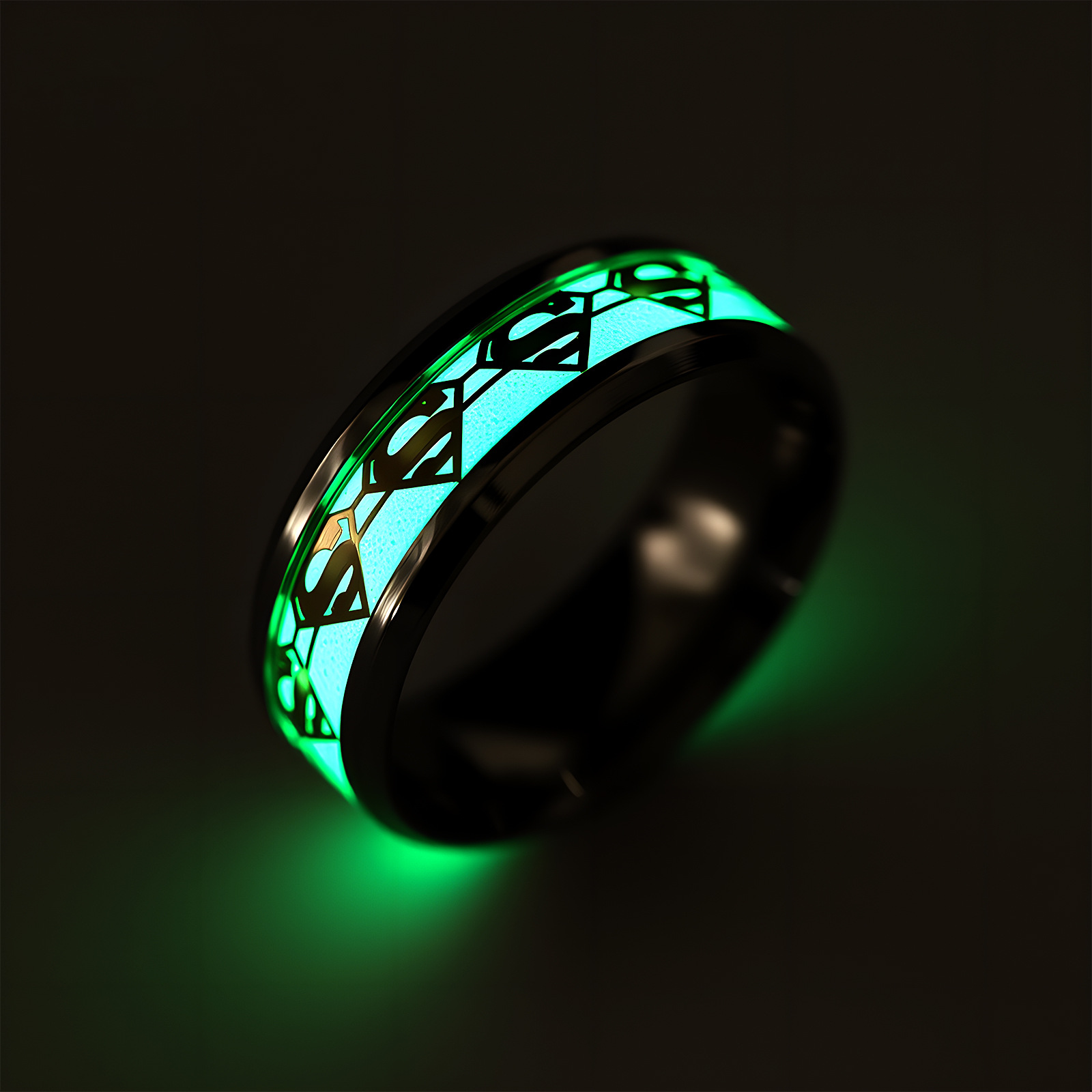 A hot-selling, powerful and individualistic superman men's ring in Europe and America. A titanium steel Superman men's ring for trendy people in Europe and America