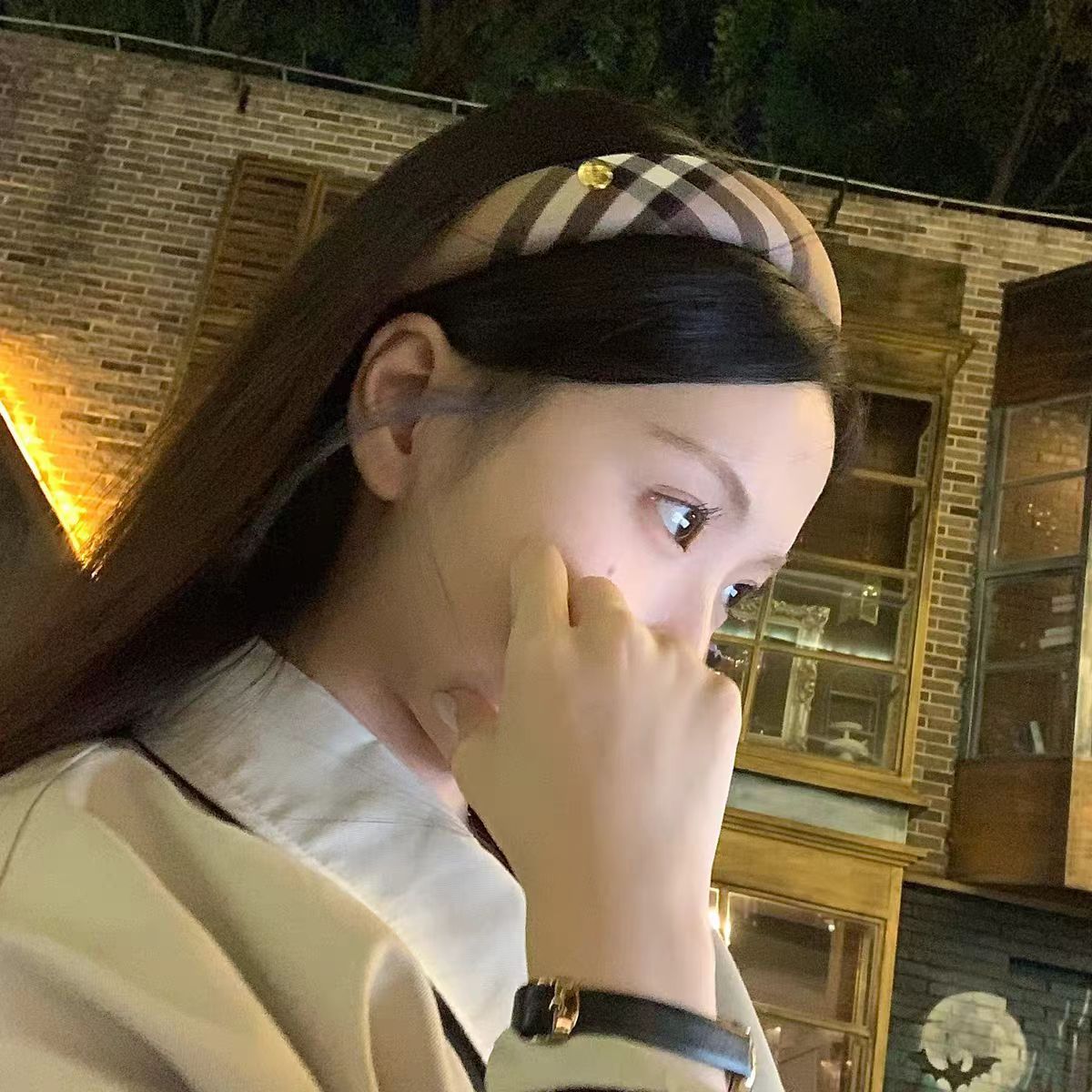 Classic khaki check hair band, retro British headband, high-end pressure-sensitive hair clip, high top of the head sponge hair accessory Application Scenario