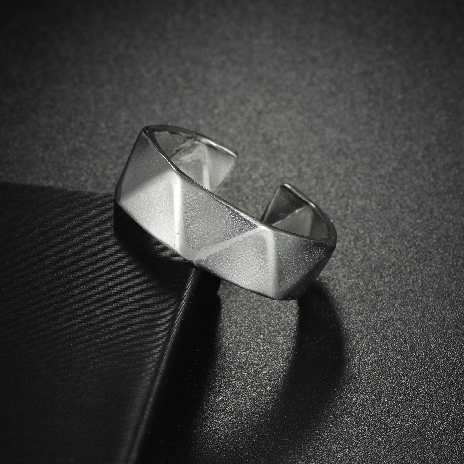 This is a popular stainless steel ring with an open opening on Instagram in Japan and South Korea. It features a geometric, multi-faceted and exaggerated style for women's couple rings that won't fade details Picture