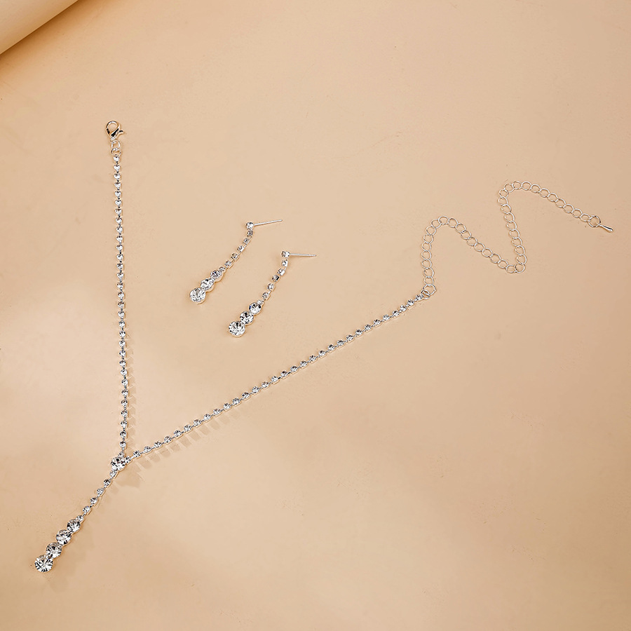 Fashionable European and American light luxury zircon necklace earrings set, bride's wedding dress evening gown accessories, dinner party accessories Application Scenario