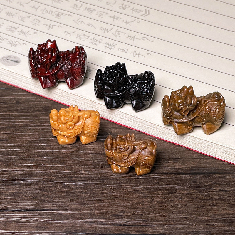 Household sandalwood small accessories, wooden carved three-dimensional PI Xiu two-piece DIY loose accessories, Buddhist prayer beads accessories and ornaments Application Scenario