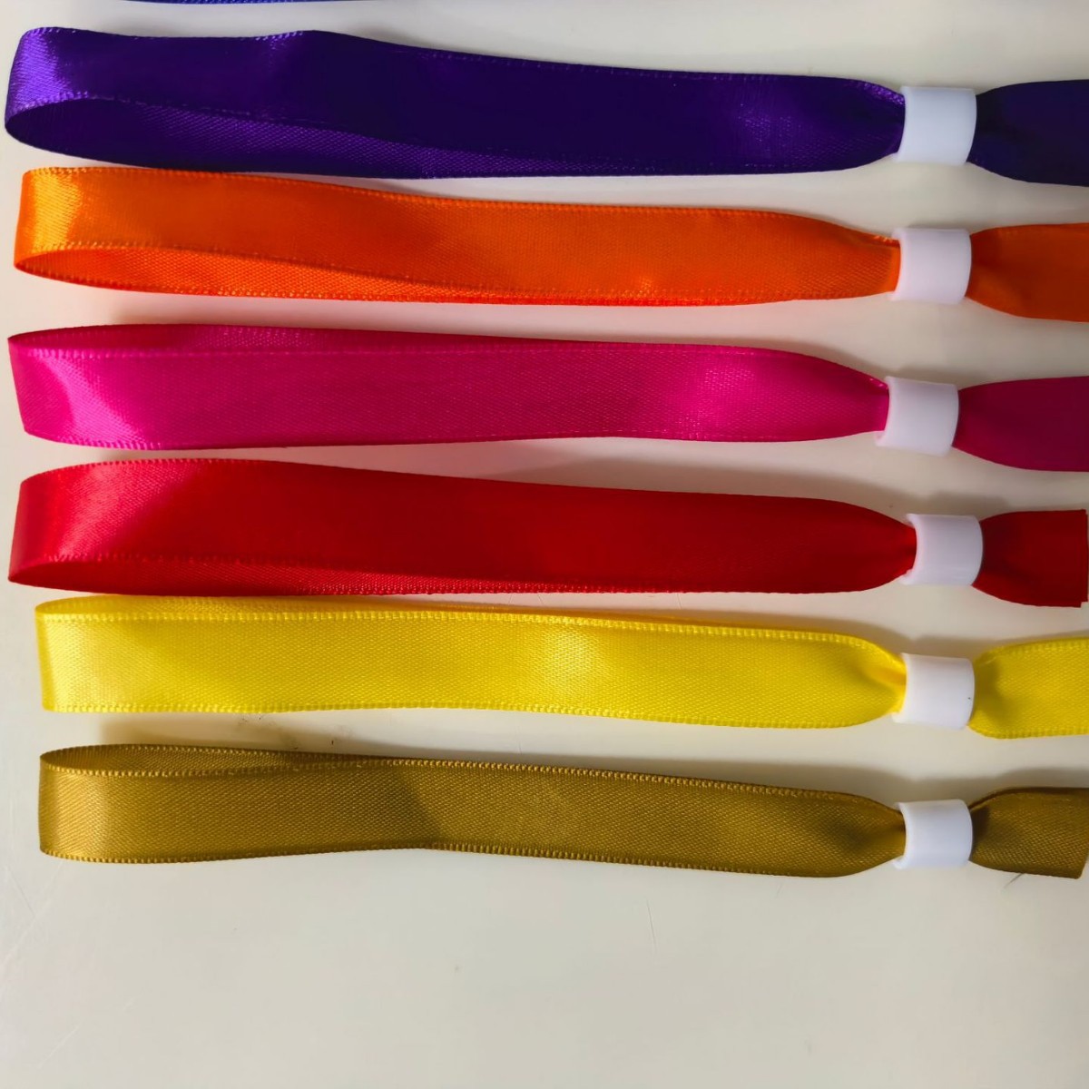En stock al por mayor cinta multicolor banda de muñeca para actividades del día de los niños de 6 de junio pulsera para la celebración de la empresa de la escuela promoción Specification image
