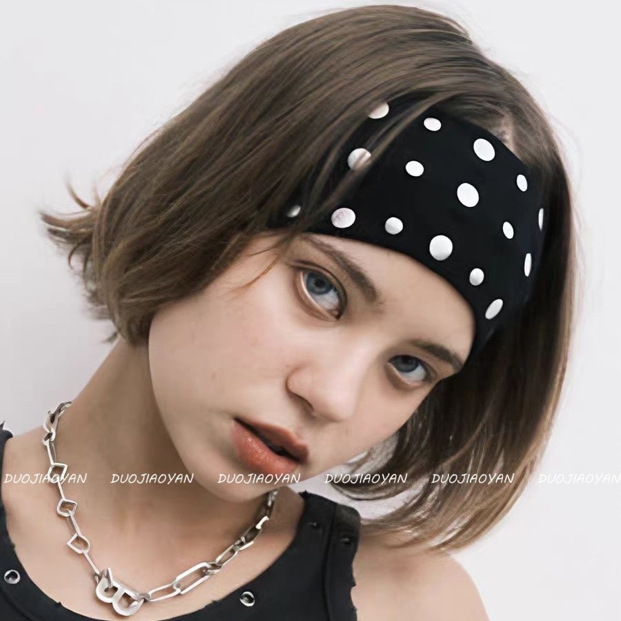The new solid-color metal rivet patch hair band is a popular online sensation. It is a versatile and stylish hair accessory that is elastic, breathable and suitable for sports headbands Application Scenario