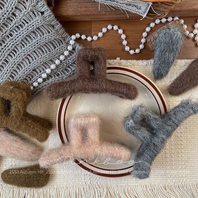 The new Korean-style plush autumn scratch-off hair accessory Pom.kr features a simple and elegant atmosphere. It comes in three colors: brown, pink and gray, creating a soft and gentle vibe for your hair Application Scenario