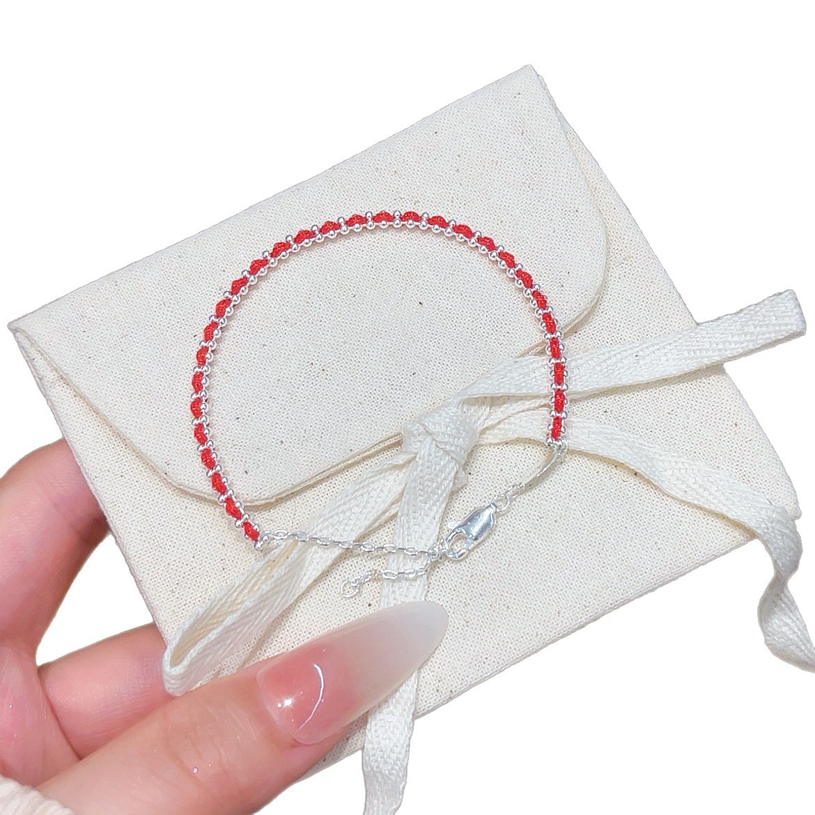 This is a simple and elegant New Year's zodiac year bracelet with a double-layer woven red rope plated with Miao silver and hidden silver. Give it to your girlfriend Item Picture