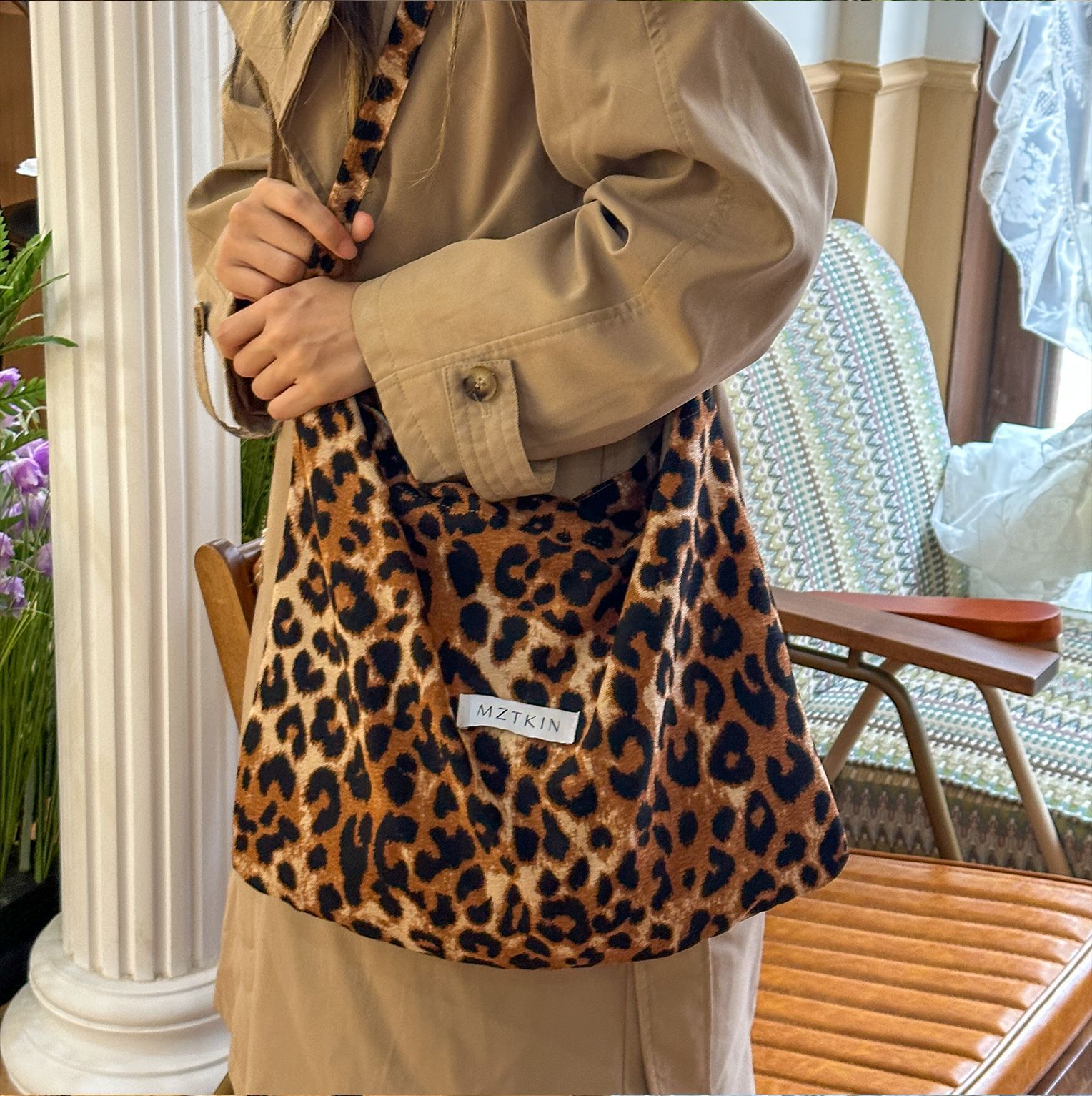 Niche leopard print bag, single-shoulder crossbody cloth bag, star-style canvas bag, versatile for girls, large-capacity tote bag Specification image