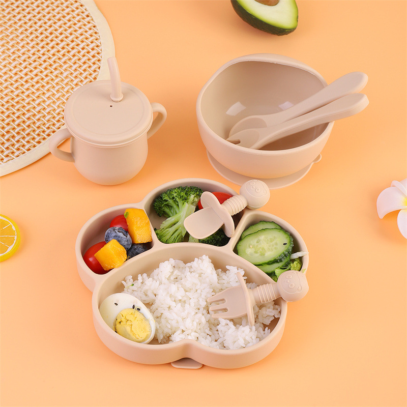 8件儿童硅胶餐盘吸盘式辅食碗勺叉子吸管零食杯子围兜宝宝餐具套