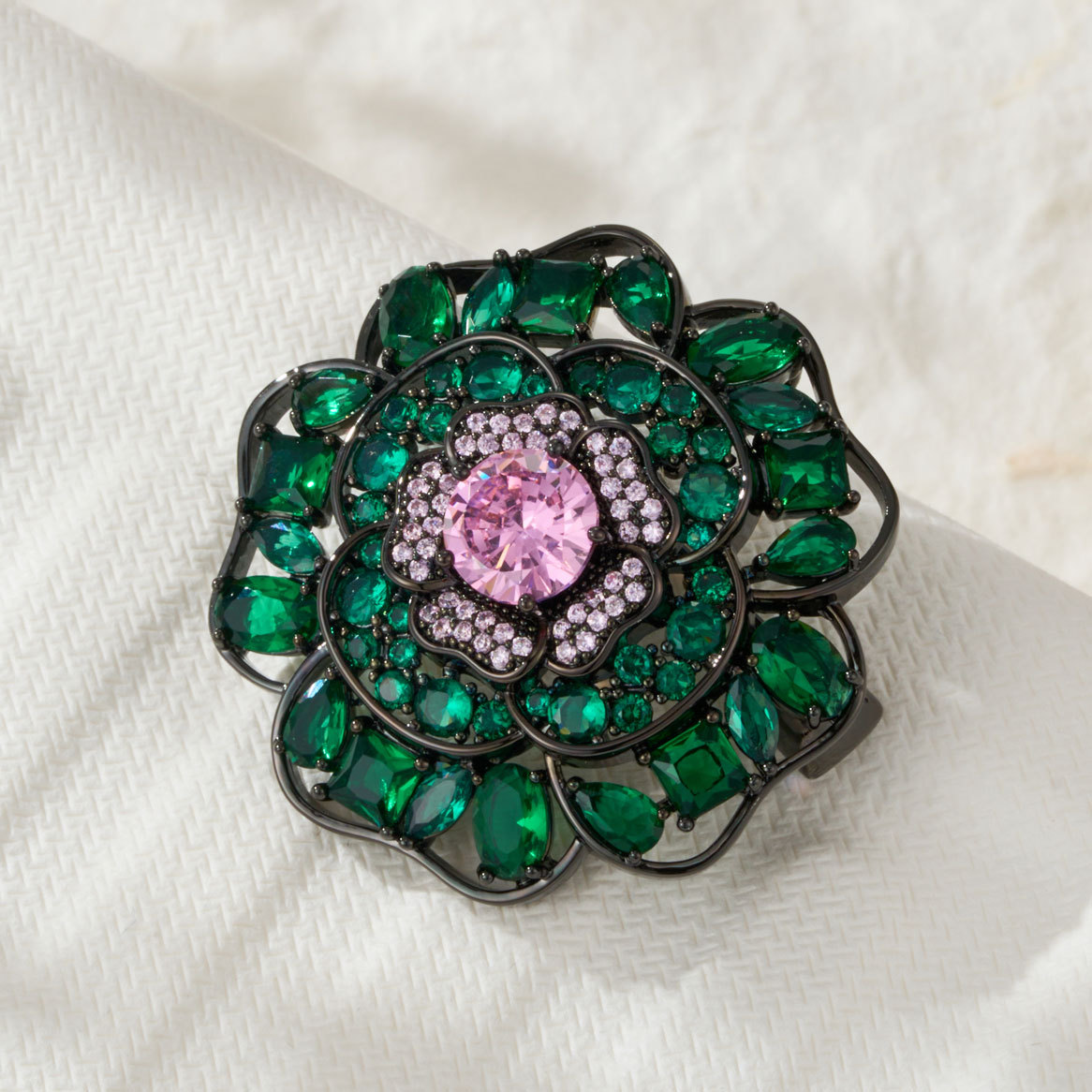 Vintage premium sense verde rosa color de impacto camellia broche aleación de cobre micro incrustado con circonio moda luz ropa de lujo mujeres pin