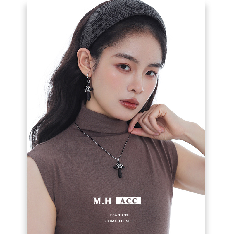 The wooden cross pendant necklace is a versatile and fashionable design with a high-end feel. It is an original autumn and winter new sweater chain accessory details Picture
