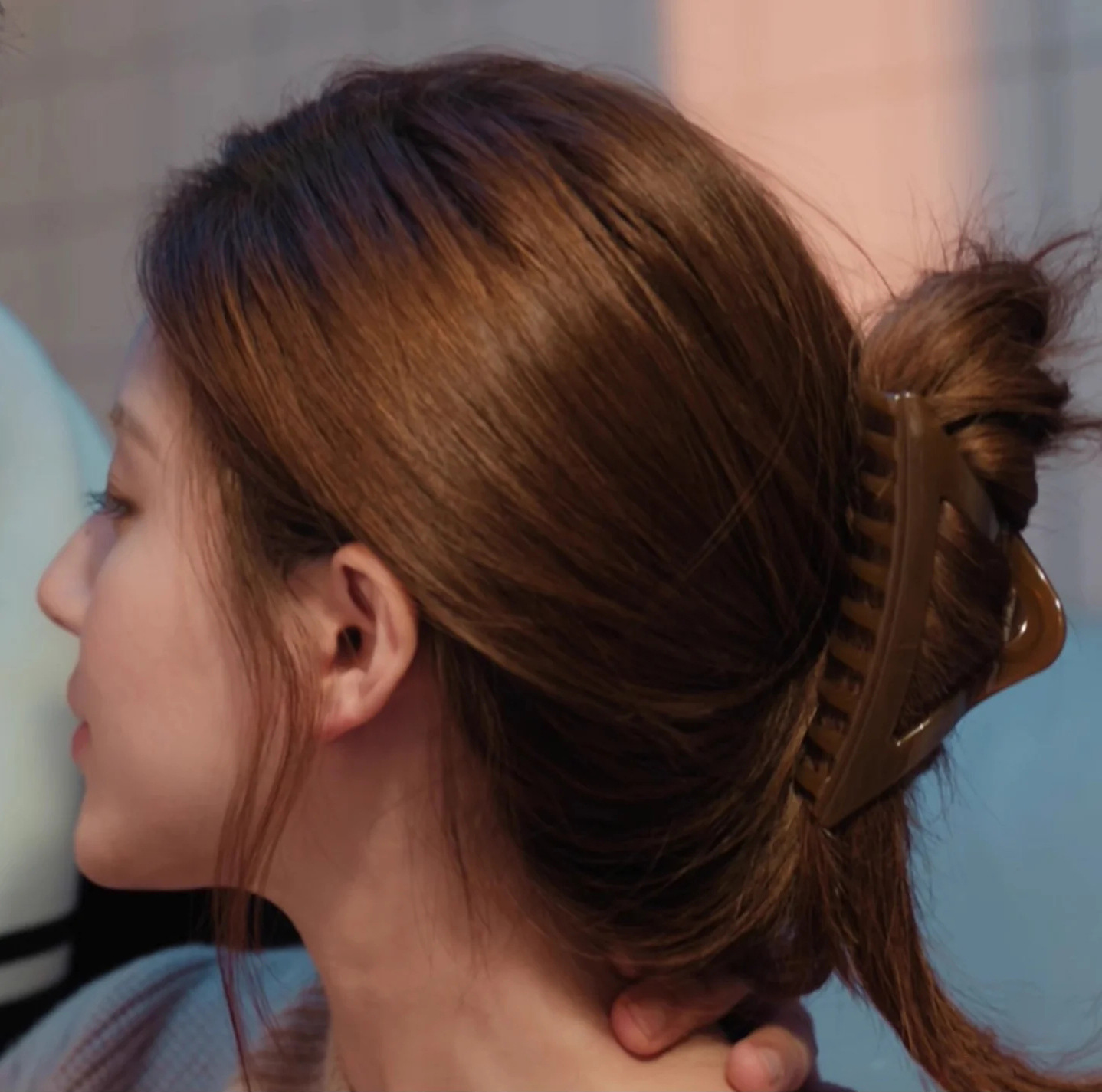 Xu Wo Dazzleng Zhao Lusi's same triangular grab clip, large hair volume, large updo, shark clip, hair clip, hair accessory and headwear Application Scenario