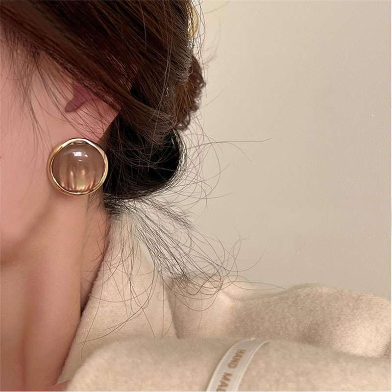 S925 Silver needle stud earrings for women, retro Hong Kong-style round glass earrings, simple earrings, high-end, gentle and elegant earrings Specification image
