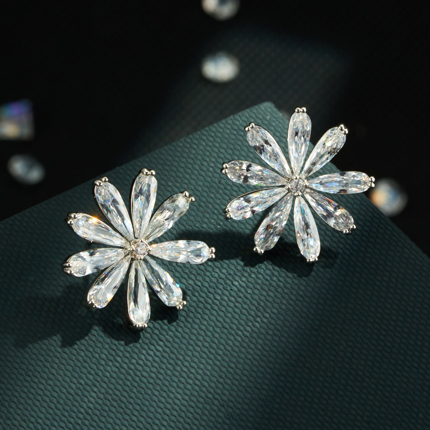 Freshly premium sense little daisy earpins aleación de cobre oro real chapado con circonitas S925 agujas de plata elegante y versátil orejeras Application Scenario