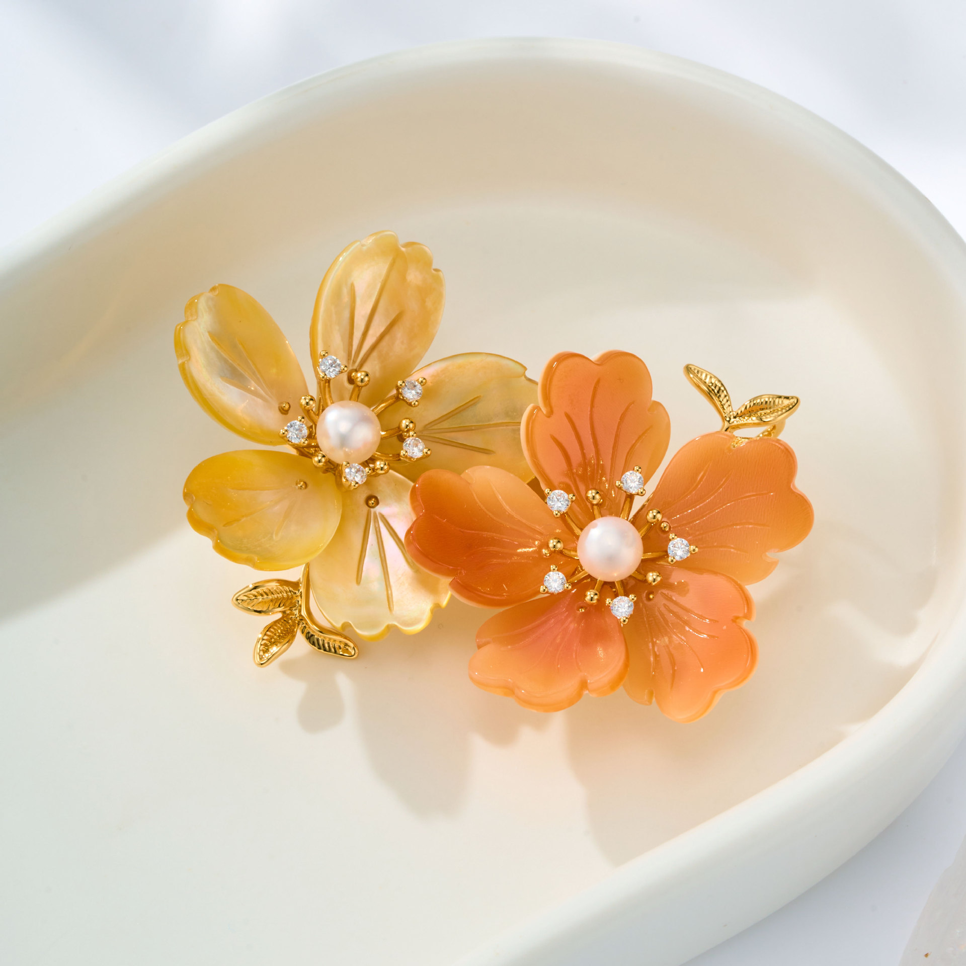 Fuente fábrica natural broche de flor de bayas aleación de cobre chapado de oro real perla de agua dulce premium sentido pin de lujo Application Scenario