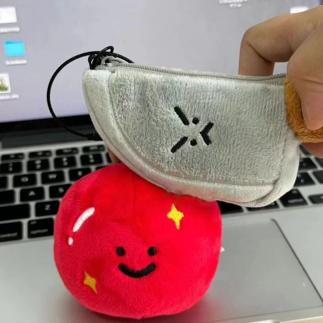 红色圆形马年吉祥物毛绒玩偶娃娃毛绒挂件灰色帽子