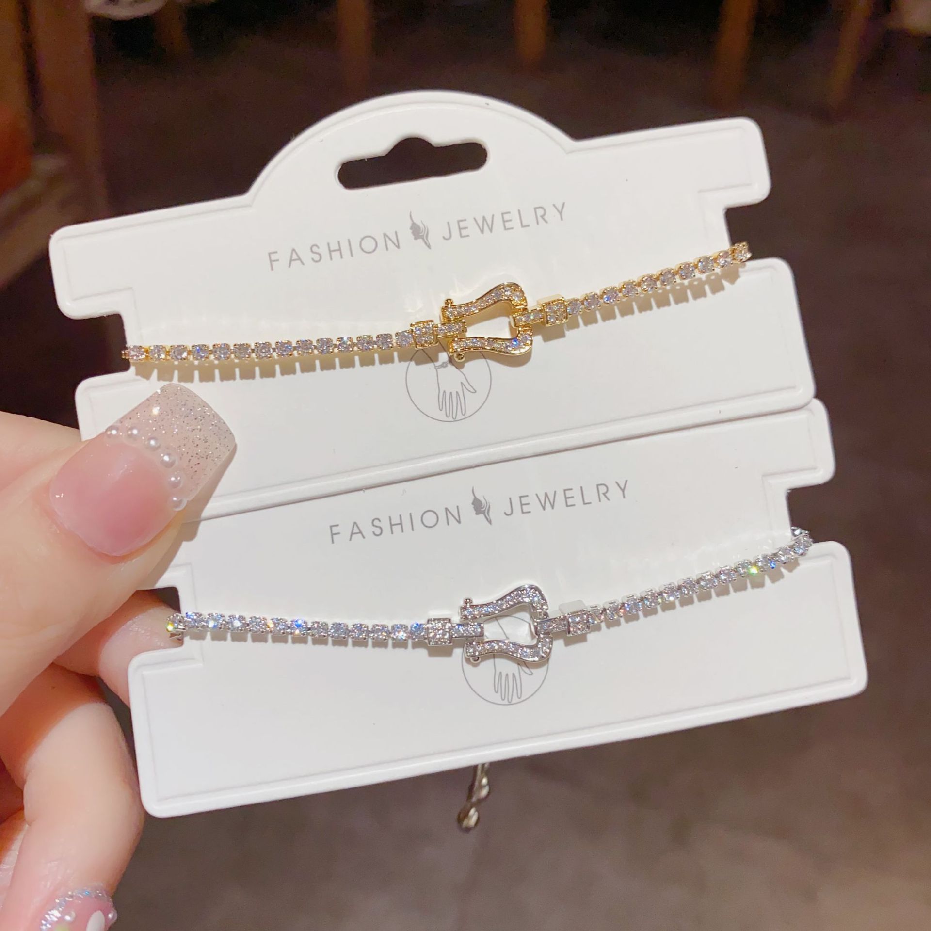 Europa y américa luz lujo nicho diseño sentido de la moda herradura hebilla pulsera mujeres de alta clase sentido super flash 100 freestyle pulsera al por mayor