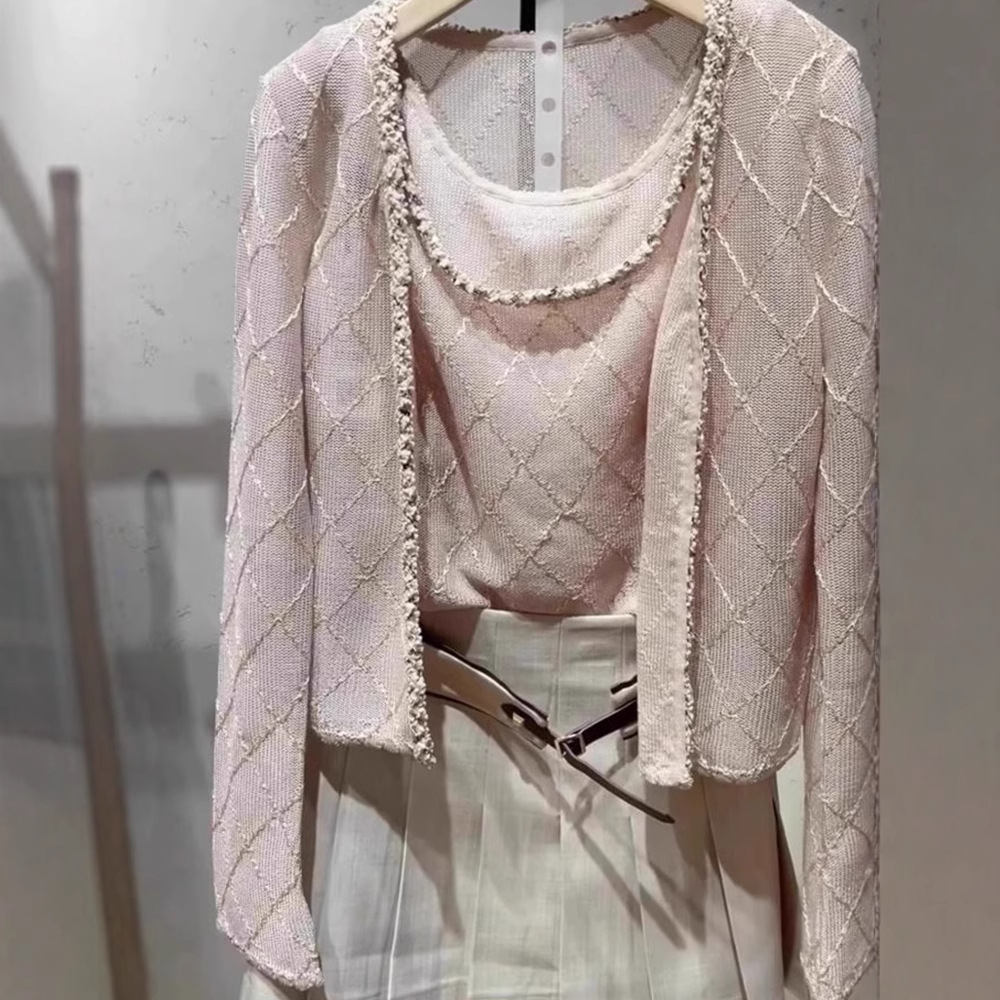 A unique and super beautiful two-piece French style pink knitted sweater with a halter top for women in early spring 2025 details Picture