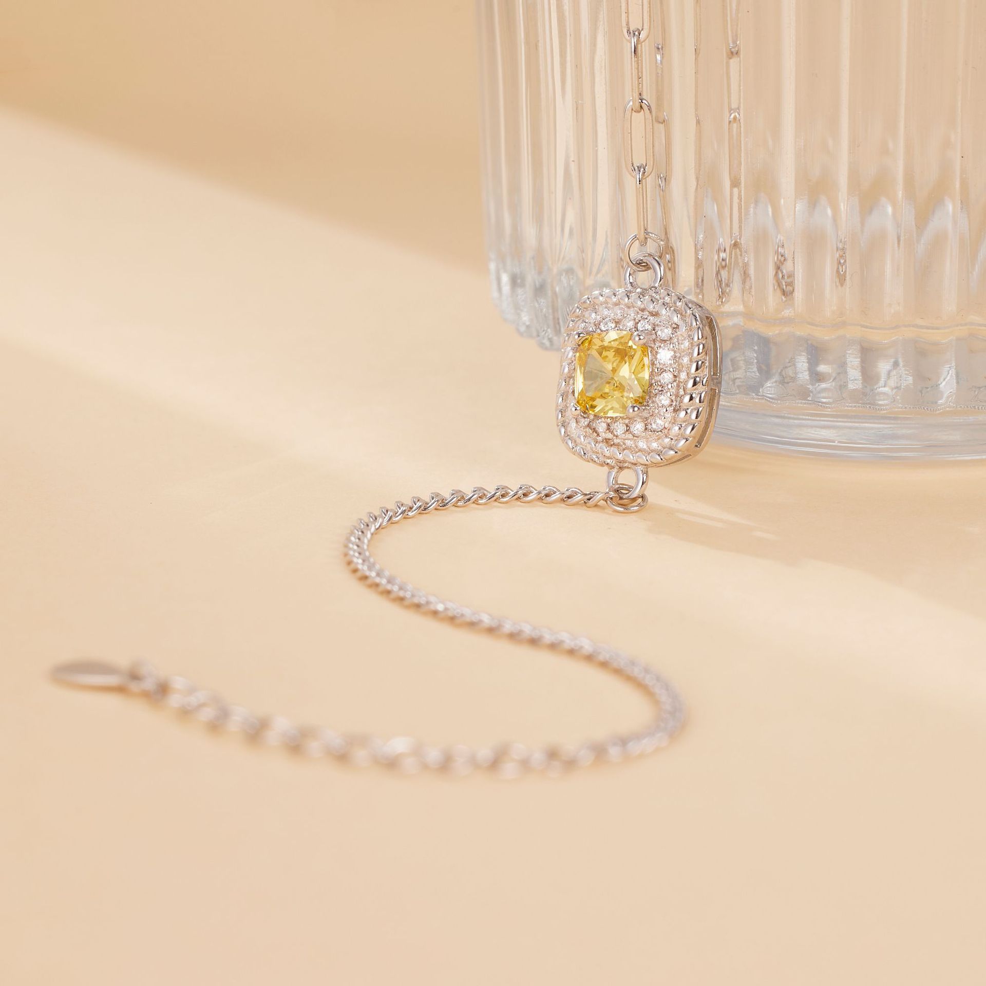 Small cube sugar bracelet with micro-inlay, niche, light luxury and high-end style, all-in-one jewelry, live-streaming supply manufacturer wholesale Application Scenario