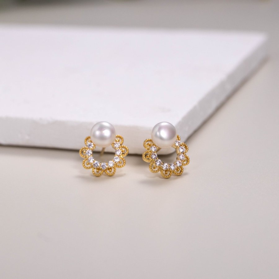 The new 925 silver needle copper plated with real gold from Xuhui brand is a versatile autumn and winter item. It features zircon lace pearl stud earrings with an exquisite and light luxury design full figure