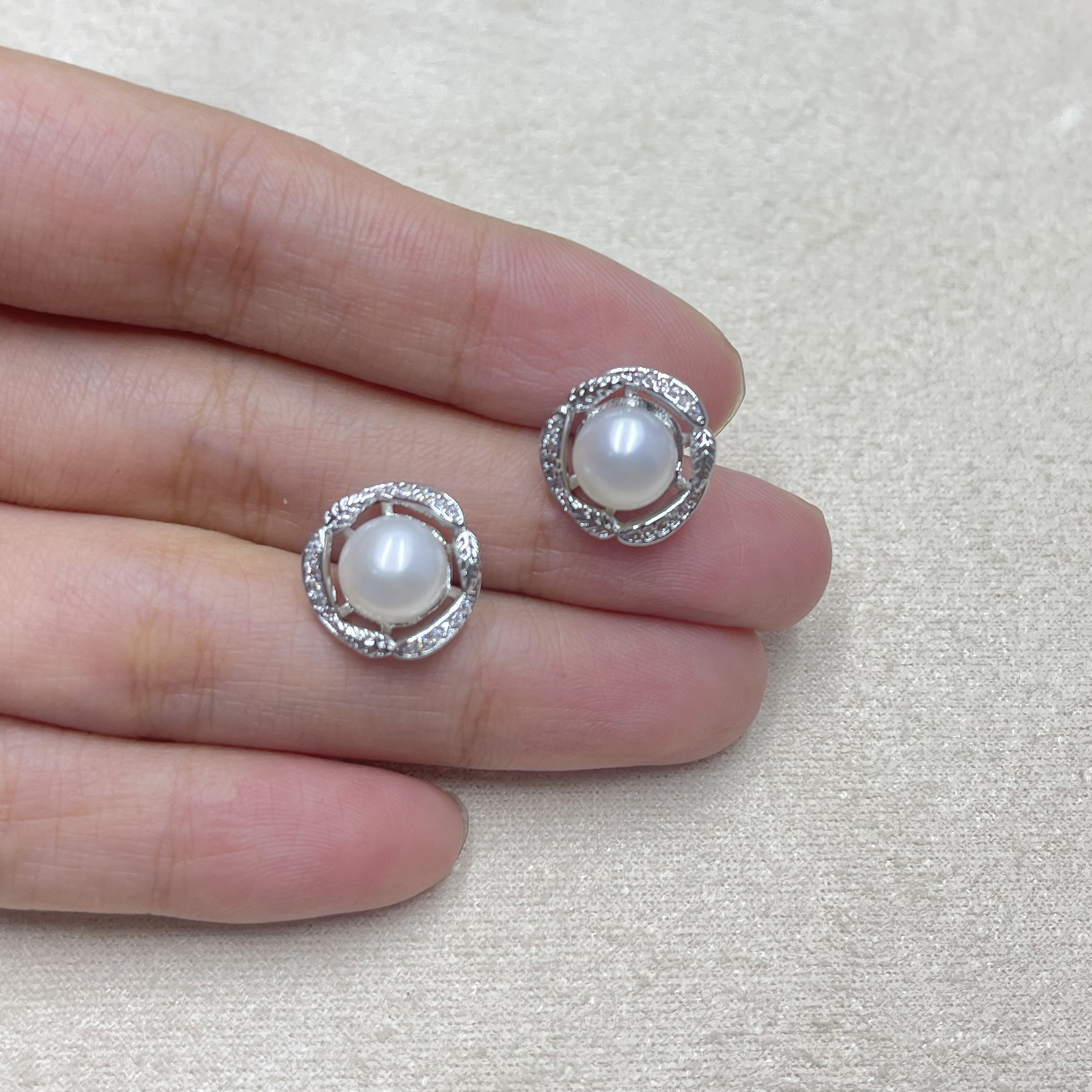 Sweet flower-inlaid zircon copper silver-plated needle S925 natural pearl stud earrings for women, simple and elegant Japanese and Korean version earrings