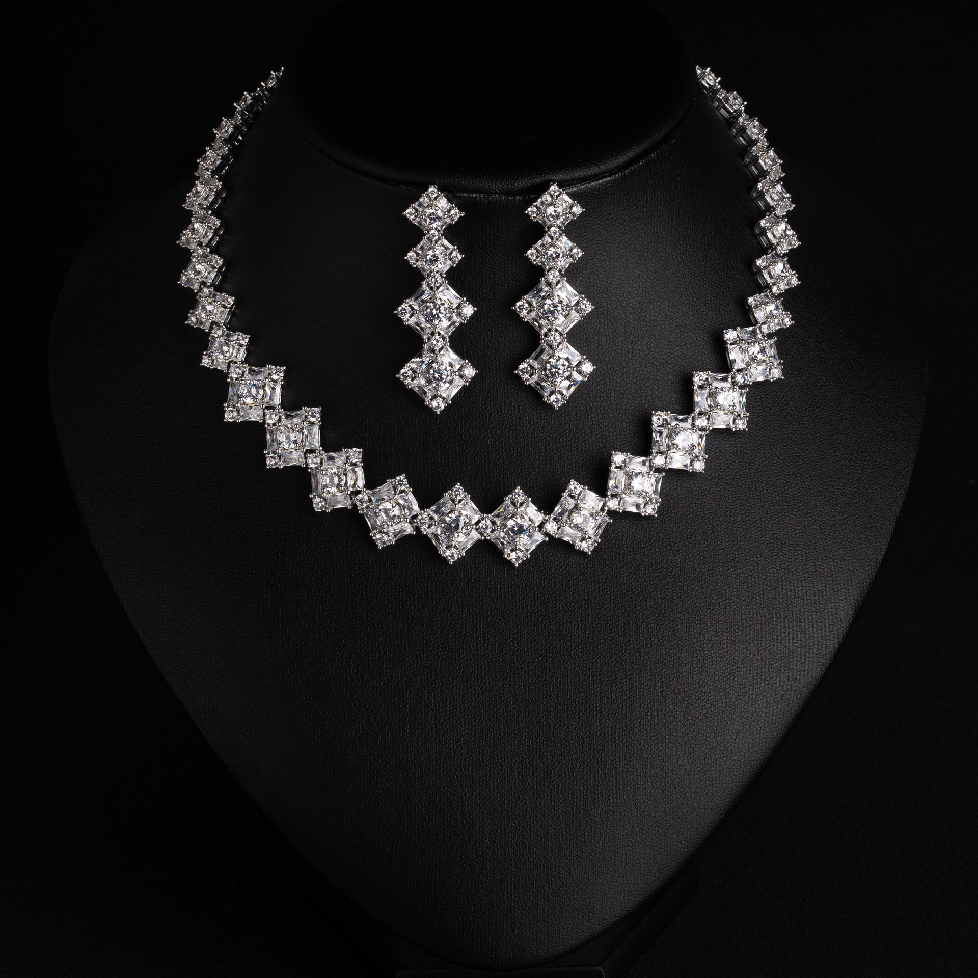 European and American cross-border geometric small square zircon necklace necklace, women's high-end sense, simple and versatile, diamond-encrusted collarbone chain wholesale, Getisa jewelry fashion set, daily commuting jewelry, square necklace earrings wholesale Application Scenario
