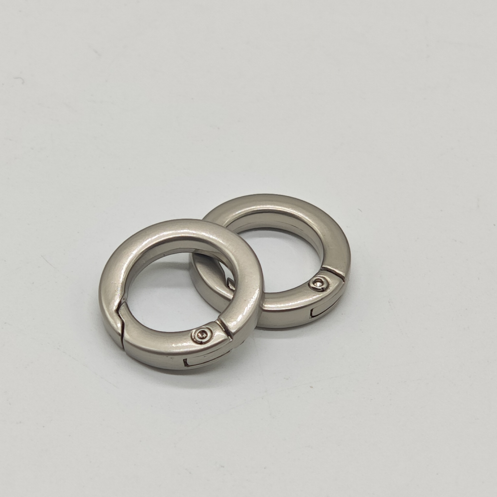 Zinc alloy 4-inch square wire spring coils for luggage hardware, key buckles, mobile phone lanyards, accessories, flat wire open spring coils Application Scenario