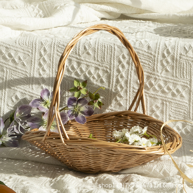 وتم إعداد السلال من القش، ونسج الزهور يدويا، وغرسها في سلة فاكهة محمولة باليد Item Picture