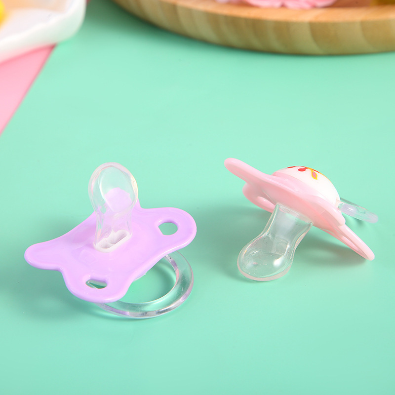 The new baby pacifier is a portable chain with a super soft plastic silicone nozzle. It is a safe, shockproof and chewy baby product Application Scenario