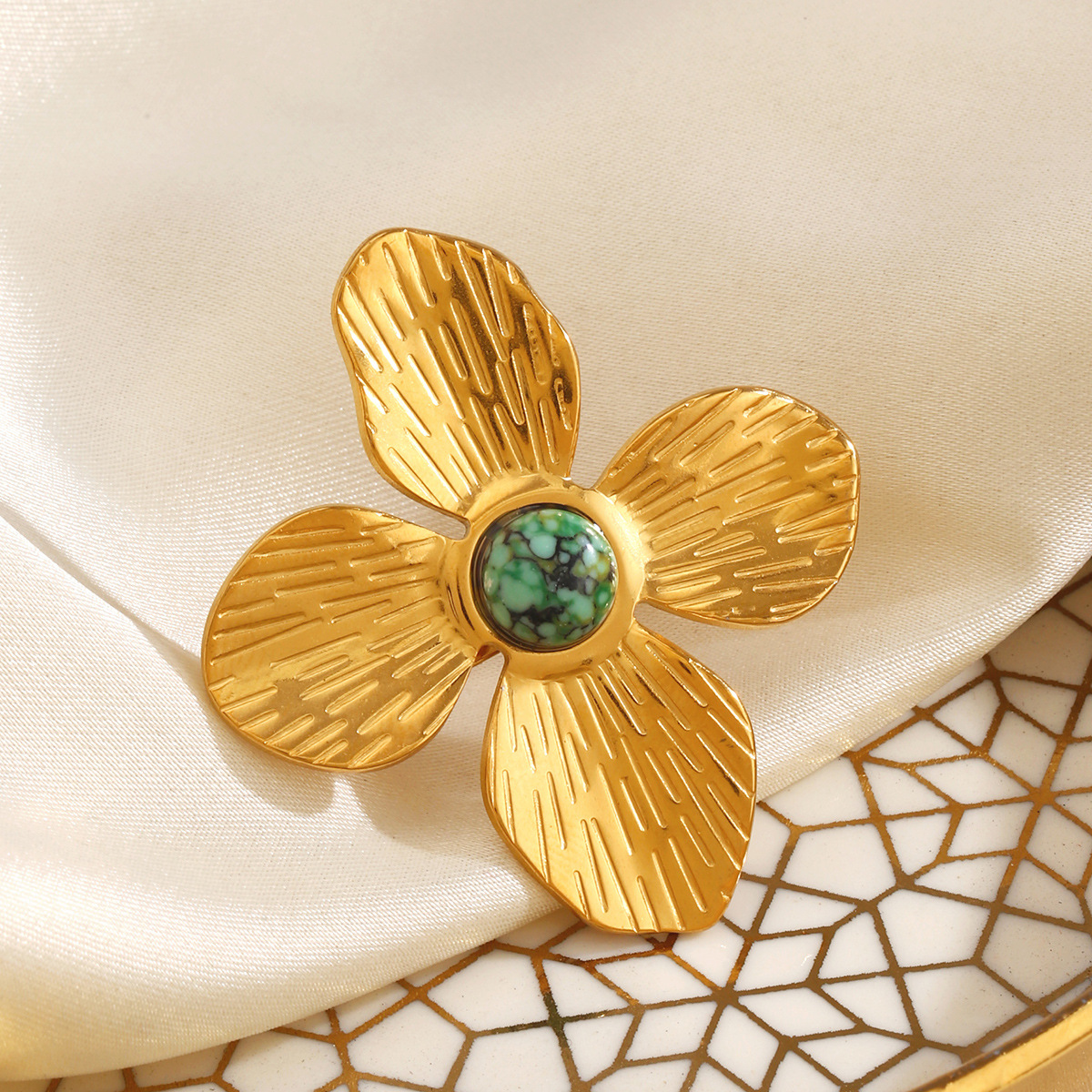 Wholesale of stainless steel exaggerated flower rings with fashionable European and American style and natural stone inlaid titanium steel rings Application Scenario