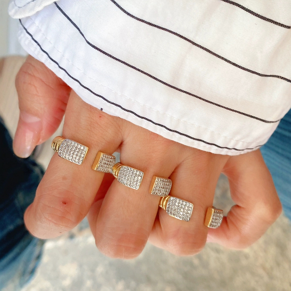 A light luxury, niche wide elastic vertical striped ring bracelet with a high-end and exquisite feel, a trendy vintage open-top diamond jewelry details Picture