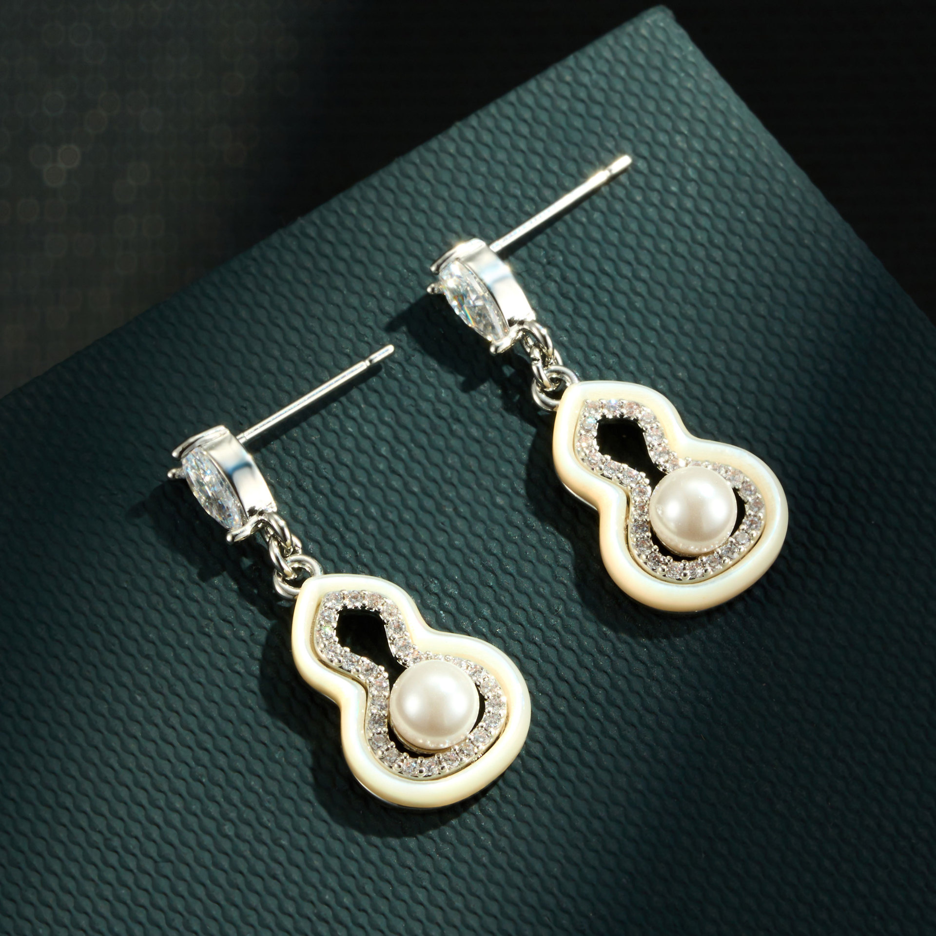 Chinese-style light luxury natural mother-of-pearl gourd ear studs, copper alloy micro-inlaid zircon s925 silver needle high-end earrings and pendants Application Scenario