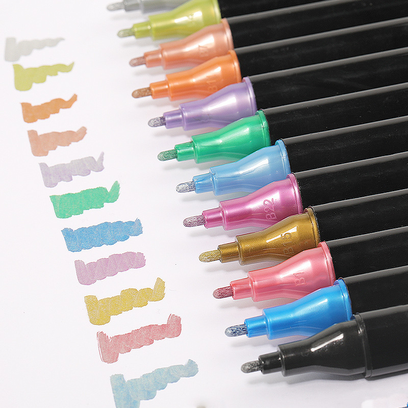 Cross-border double-headed metal pearlescent paint pen, soft acrylic black cardstock drawing pen, 12-color waterproof quick-drying marker pen Application Scenario