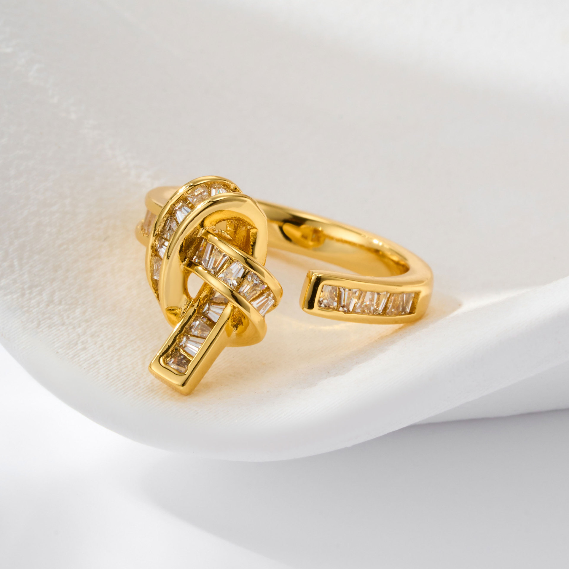 Origen fábrica de lujo ligero sensación avanzada cuerda nudo anillo de apertura aleación de cobre oro verdadero chapado con zirconia anillo de dedo índice ajustable Application Scenario
