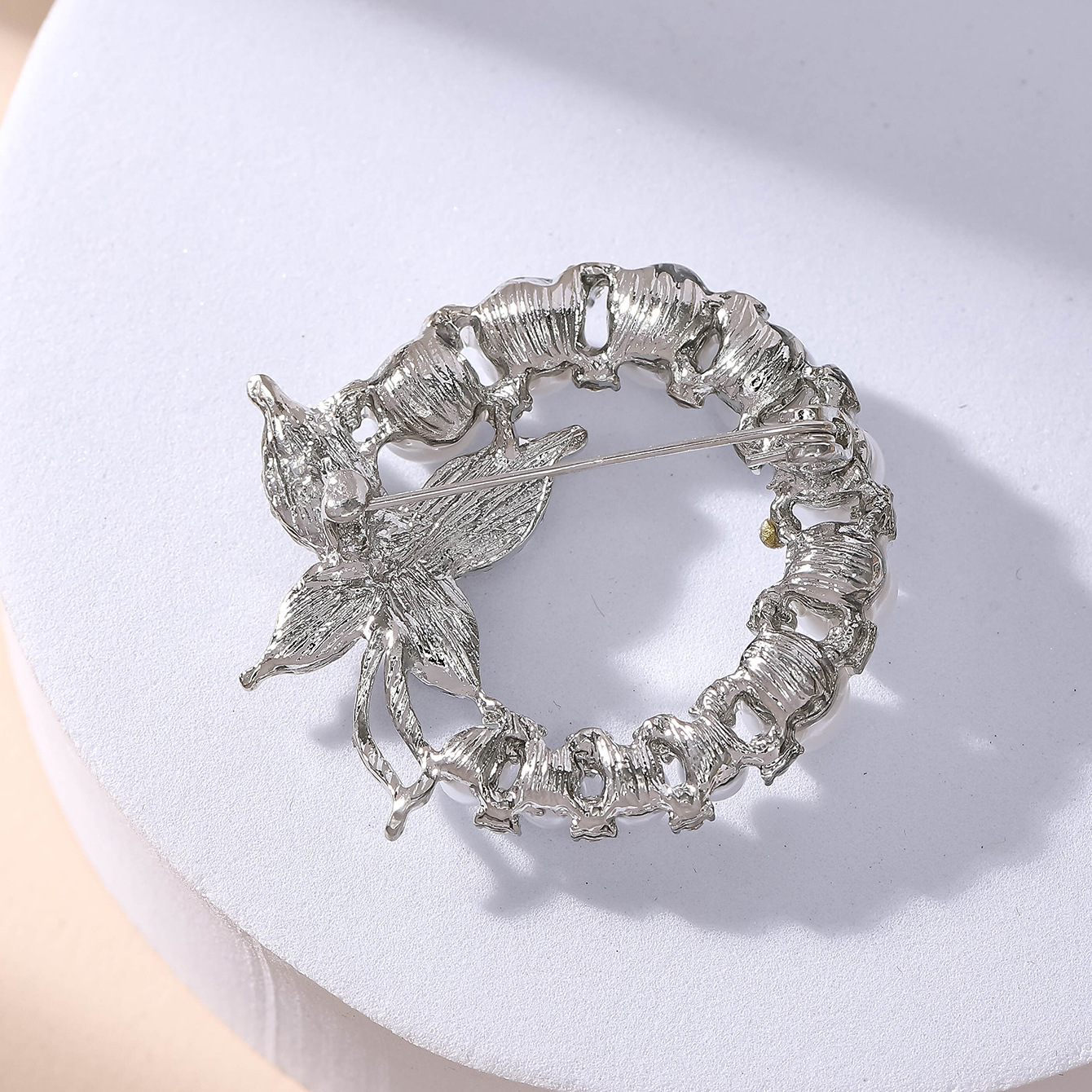 Creative camellia flower shell brooch, coat suit brooch clasp, new fashionable clothing pin with accessory brooch Application Scenario