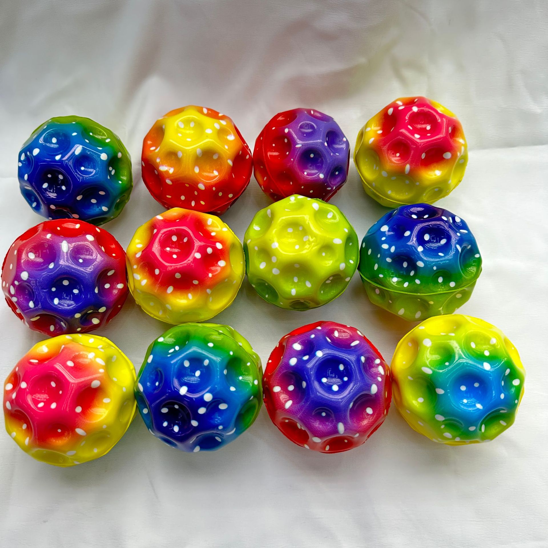 亚马逊爆款洞洞球63mm弹力球PU发泡球高弹力月石球手抛球厂家批发