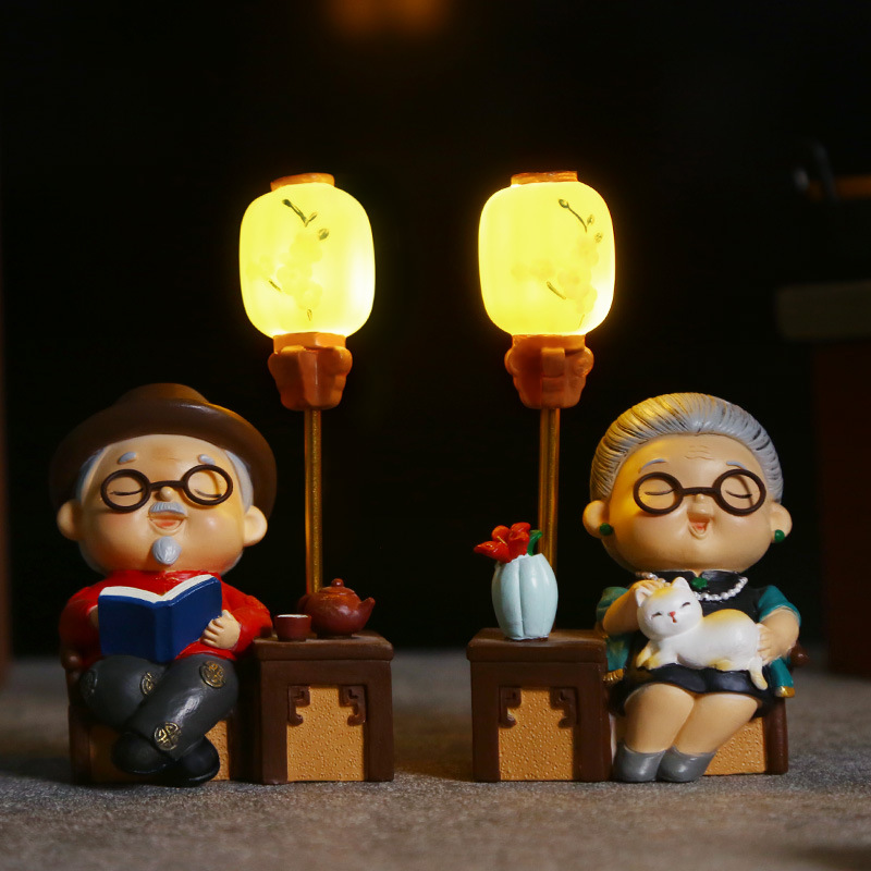 The small luminous lamp that is often seen every year, a decorative item for the elderly's retirement life, a home table, and a resin handicraft details Picture