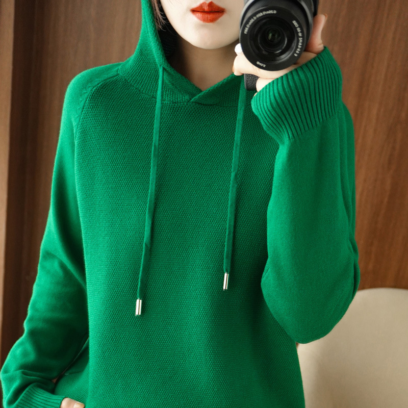 A hooded sweatshirt for women in Spring and Autumn 2025, a new style of hooded sweatshirt as a base layer, paired with a knitted sweater, a casual large-sized hooded sweater for women Application Scenario