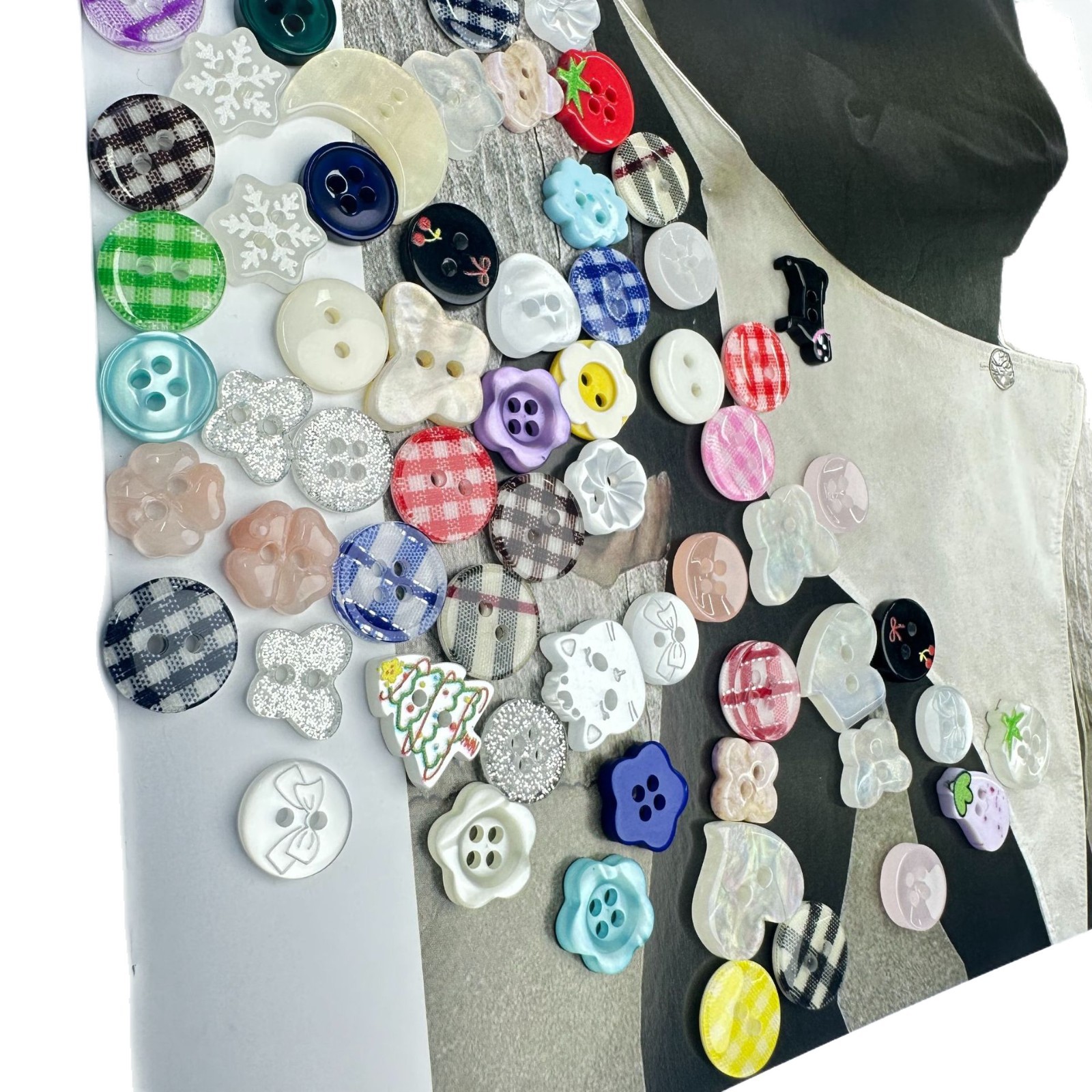 A set of 20 colored buttons, metal four-piece buttons, disc buttons, cufflinks and buttons Item Picture