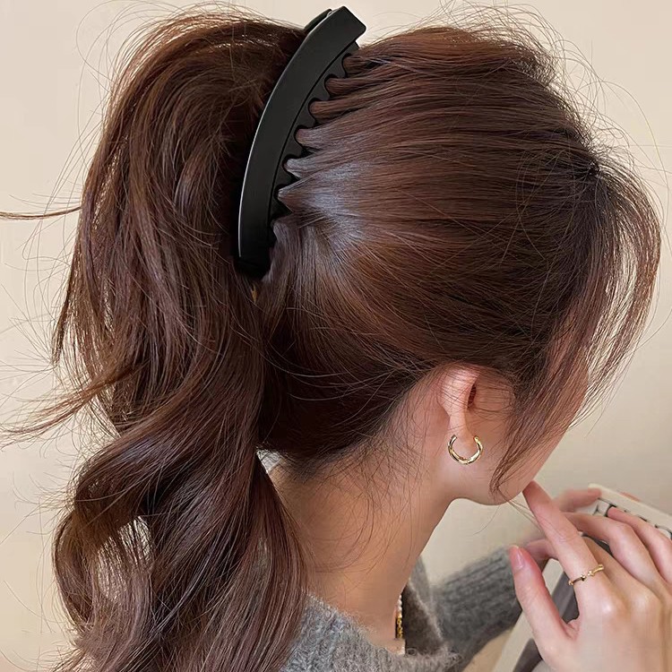 The 2025 new leopard-print banana hair clip exudes a high-end feminine charm. It features a twist clip, a vertical clip, and a high ponytail clip at the back of the head Specification image