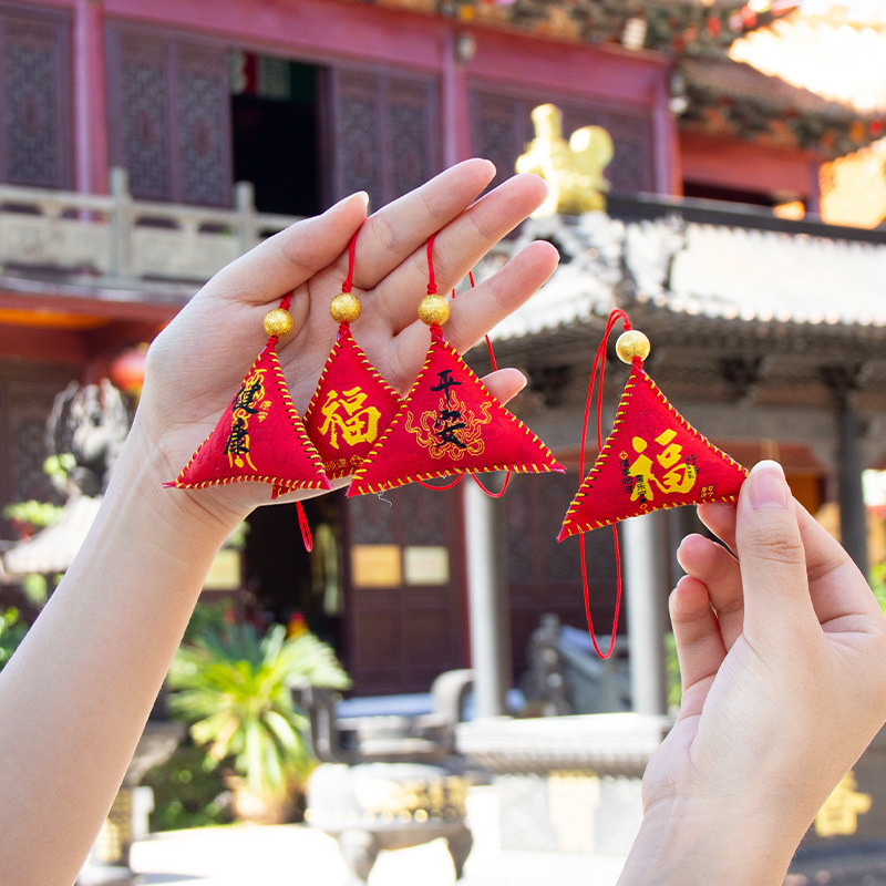 Scenic area temple triangular talisman bags, sachets, keychains, bags, personal gifts, car pendants Application Scenario