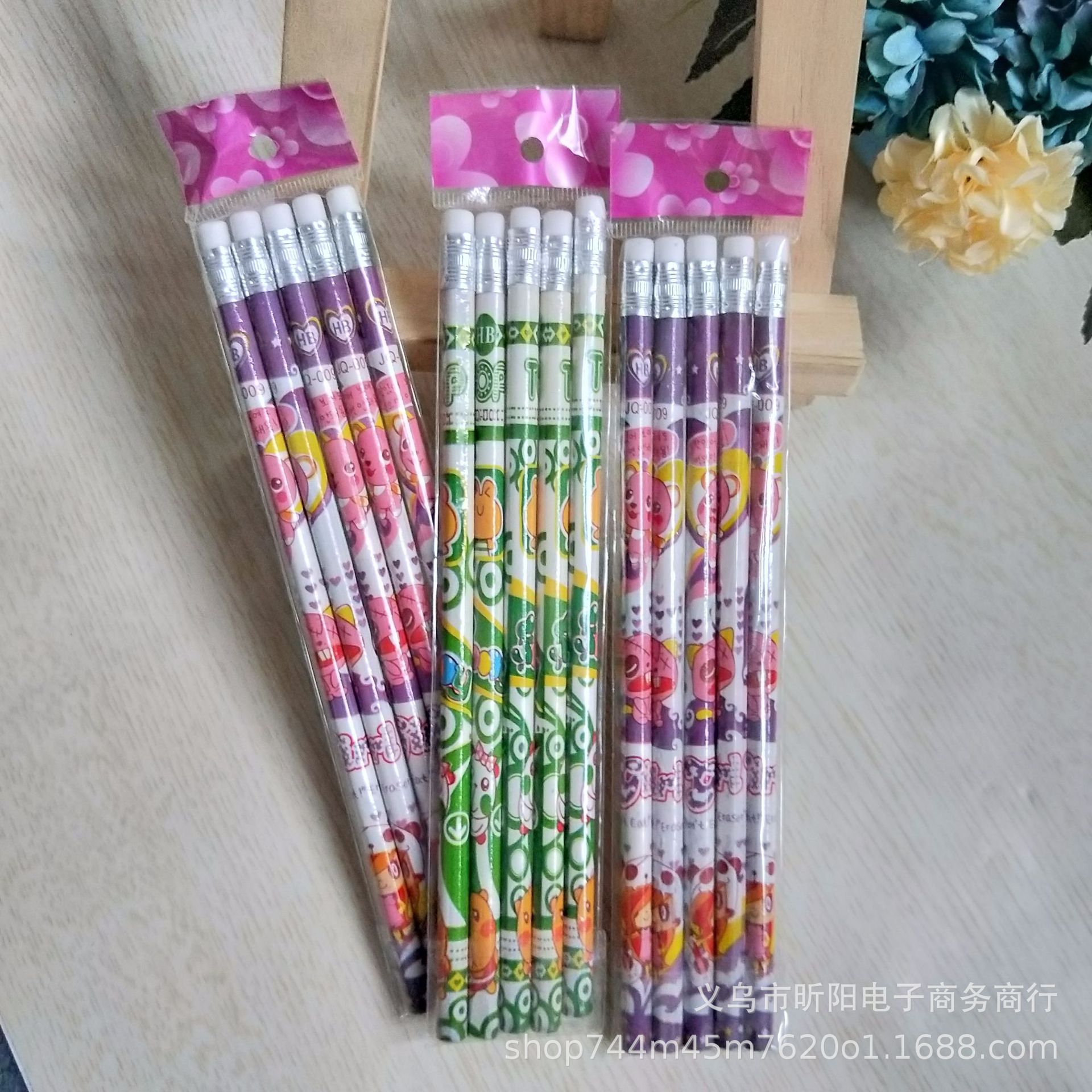 A pack of 5 student cartoon erasers and pencils, HB pencil writing tools, at a one-yuan store Item Picture