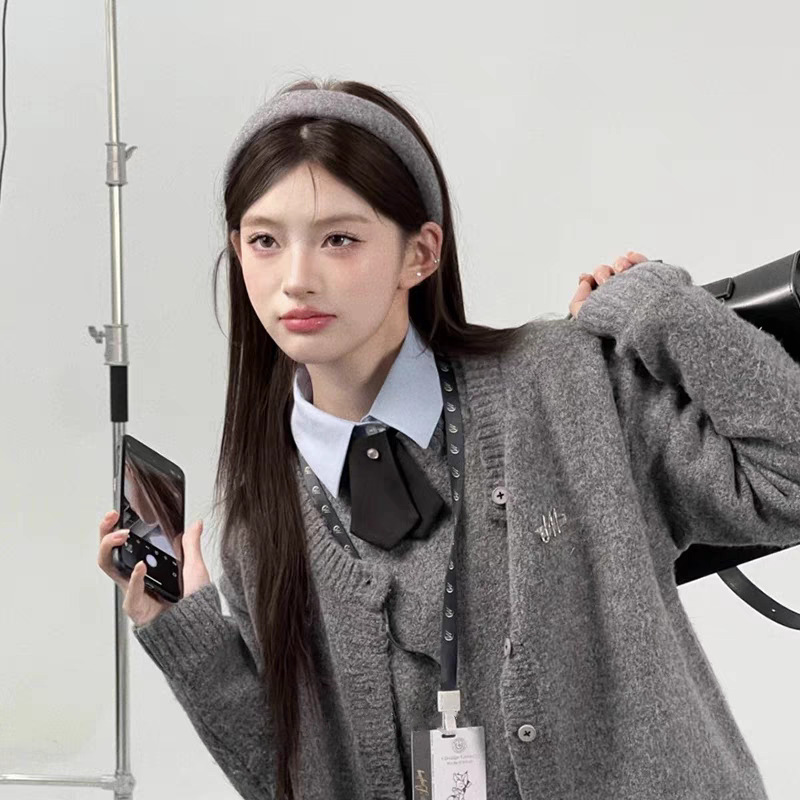 The Korean-style autumn and winter woolen high top sponge hair band is simple and fashionable, versatile for going out, and can make your face look good. It is a small pressure hair band and hair accessory Application Scenario