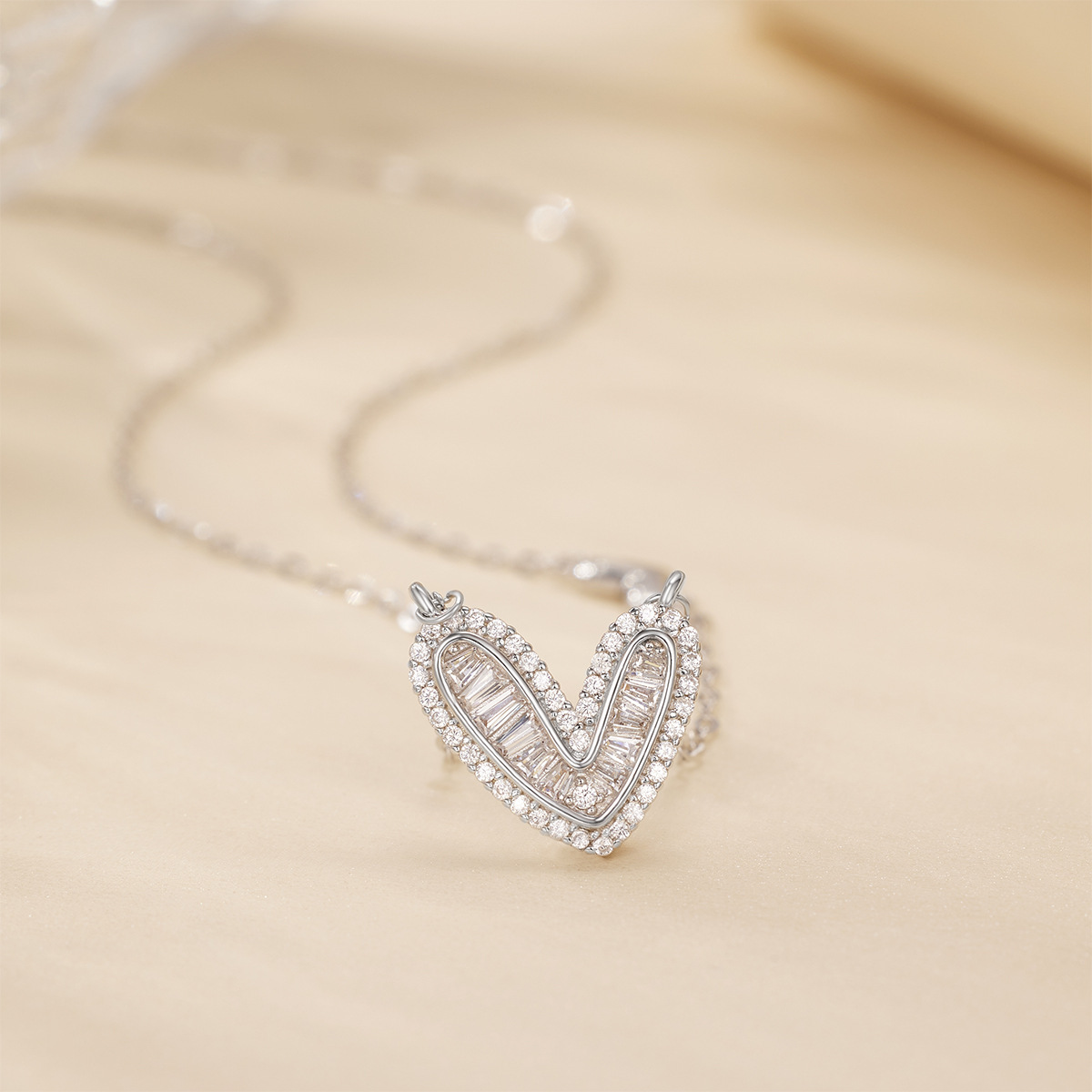 Simple and inS-style V-shaped heart-shaped collarbone chain, light luxury and sweet style, high-end sense necklace factory direct sales Application Scenario