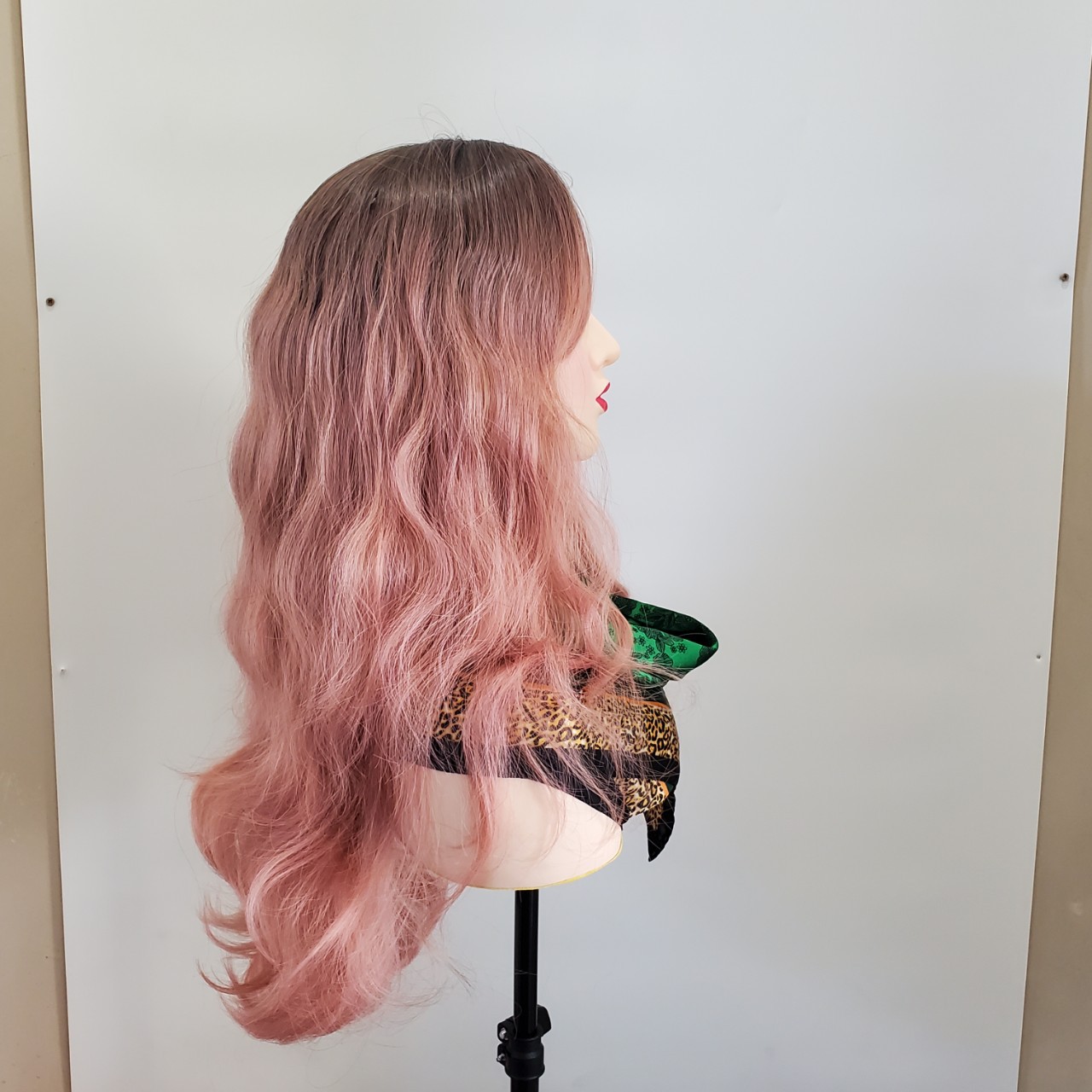 Wholesale of wigs for women with long hair in stock. Pink wigs for summer, natural and sweet. Full head coverings for long curly hair Application Scenario