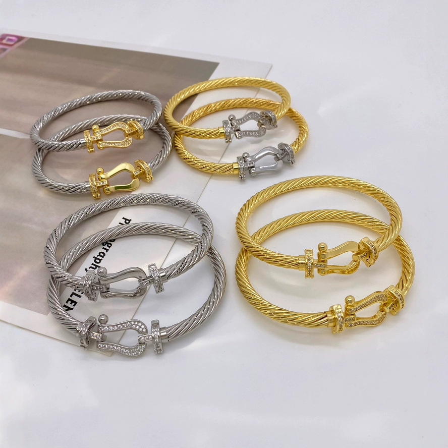 Wholesale copper jewelry: horseshoe buckle twisted steel wire bracelet, U-shaped buckle full diamond bracelet, 18K gold export version bracelet Application Scenario