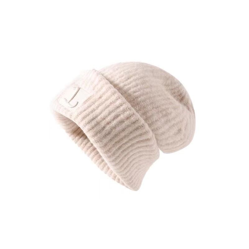 A new winter style of large-headed knitted loose hats for women, which look good on the face and keep warm, thickened knitted cold hats with ear protection, pile of woolen hats, wholesale from street stalls Item Picture