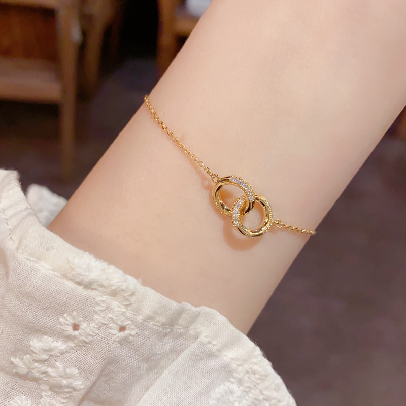 Wholesale of niche, fashionable and simple, interlocking circular bracelets for women, with a unique and elegant temperament, light luxury and versatile design sense details Picture