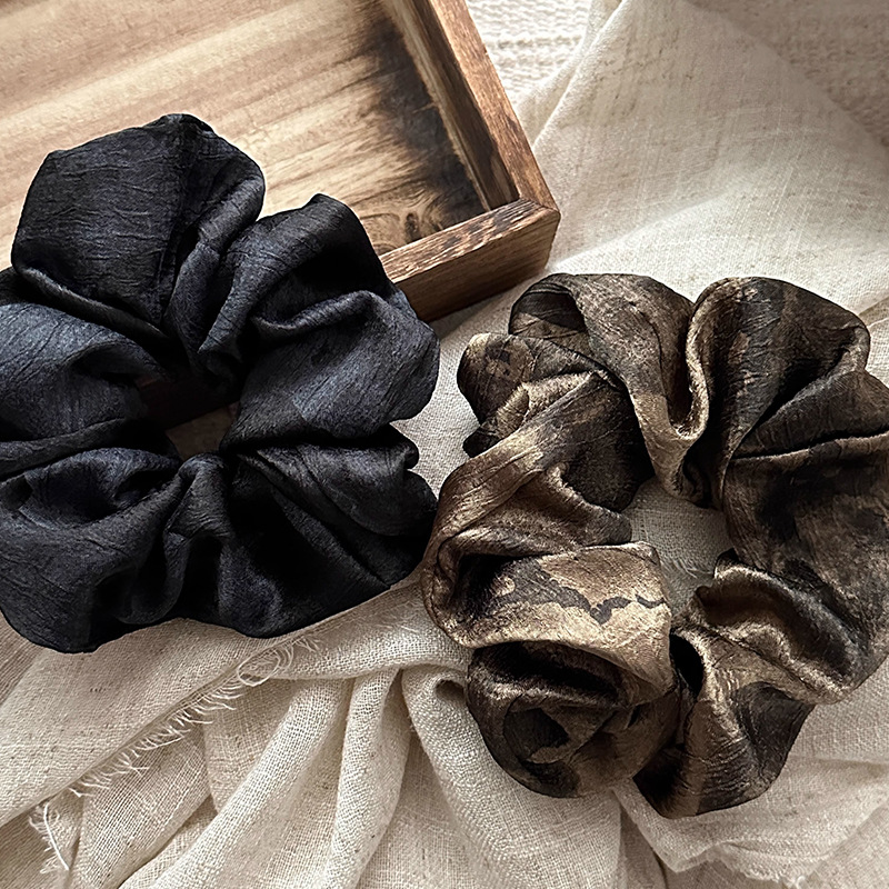 Korean-style high-end French retro large intestine hair band, bun hairstyle, ponytail hair tie, large hair band, French satin hair accessory Application Scenario