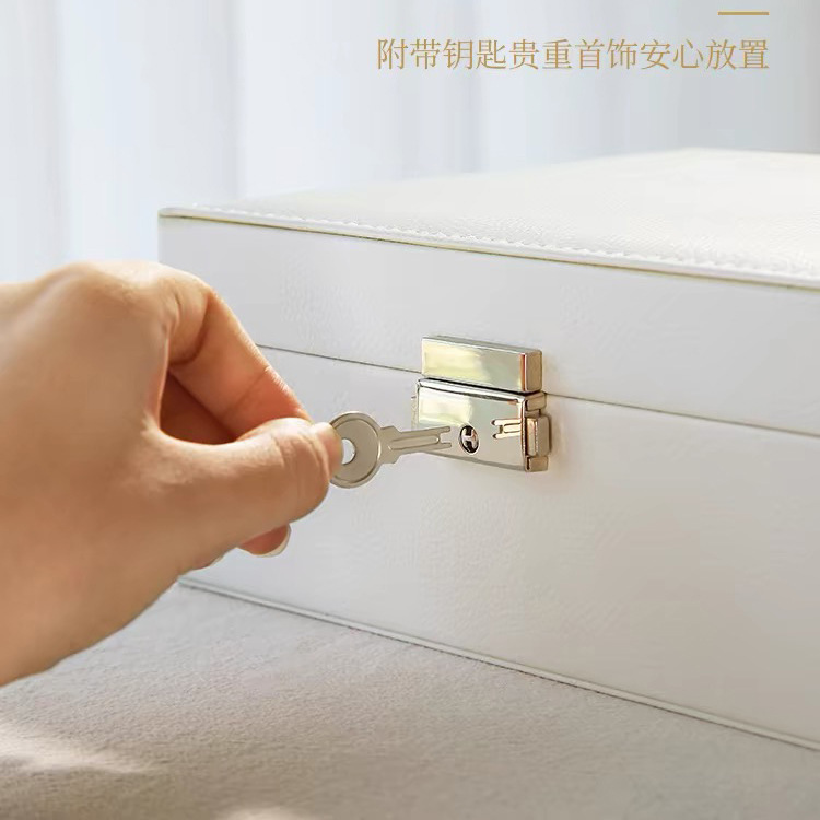 Double-layer leather jewelry box, large-capacity storage for earrings, jewelry rings, necklaces, bracelets, locks, anti-oxidation style Application Scenario